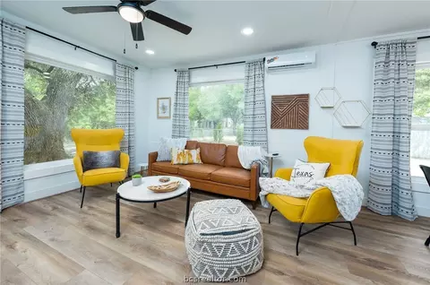 Living - 902 Travis St, Bryan, TX 77803 photo 2 of 5