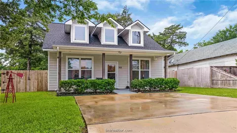 305 Moss St, Bryan, TX 77803