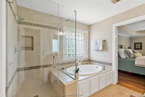 Bath - 3712 Williams Trace Dr, Bryan, TX 77808 photo 3 of 4