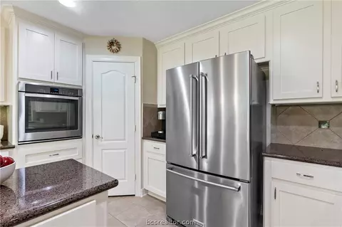 Kitchen - 3712 Williams Trace Dr, Bryan, TX 77808 photo 7 of 8