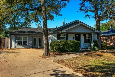 4402 Sherwood Dr, Bryan, TX 77803