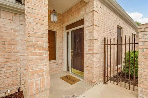 2906 Burning Tree Ct, Bryan, TX 77802 photo 3