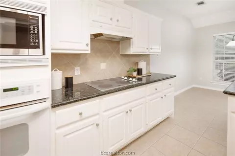 2906 Burning Tree Ct, Bryan, TX 77802 photo 8