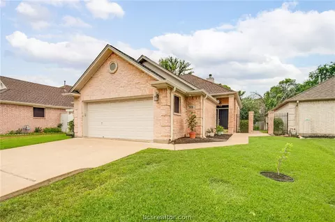 2906 Burning Tree Ct, Bryan, TX 77802