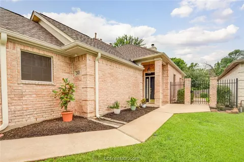 2906 Burning Tree Ct, Bryan, TX 77802 photo 2