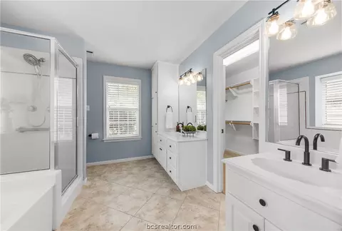 Bath - 4701 Warwick Ln, Bryan, TX 77802 photo 1 of 3