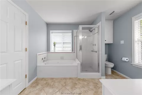 Bath - 4701 Warwick Ln, Bryan, TX 77802 photo 2 of 3