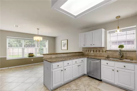 Kitchen - 4701 Warwick Ln, Bryan, TX 77802 photo 3 of 4