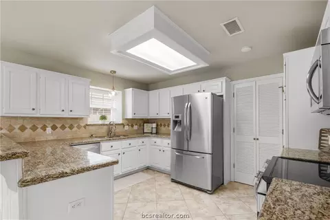 Kitchen - 4701 Warwick Ln, Bryan, TX 77802 photo 2 of 4