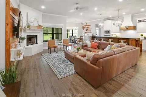 5001 Lantern Ln, Bryan, TX 77808