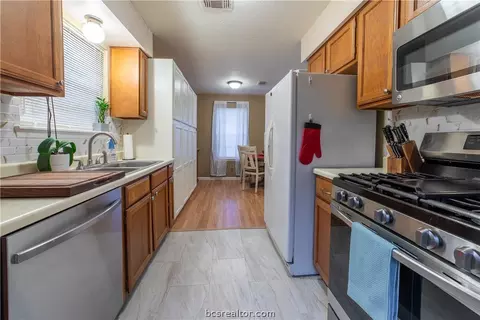 2112 Labrisa Dr, Bryan, TX 77807 photo 13