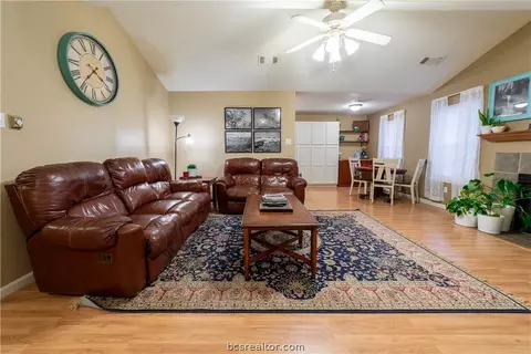 2112 Labrisa Dr, Bryan, TX 77807 photo 3