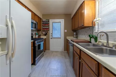 2112 Labrisa Dr, Bryan, TX 77807 photo 12