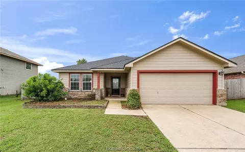 211 Boulder Dr, Navasota, TX 77868