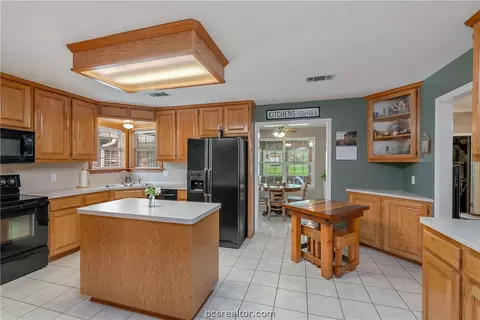 241 Rustic Oaks Dr, Bryan, TX 77808 photo 14