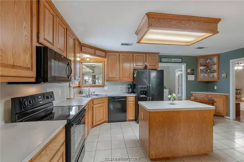 241 Rustic Oaks Dr, Bryan, TX 77808 photo 15