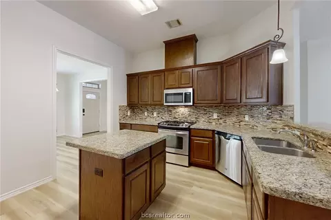 802 Dove Run Trl, College Station, TX 77845
