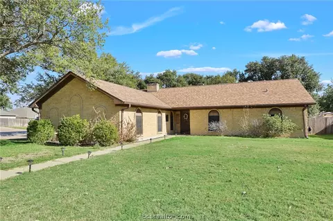 3501 Oak Hollow Dr, Bryan, TX 77802