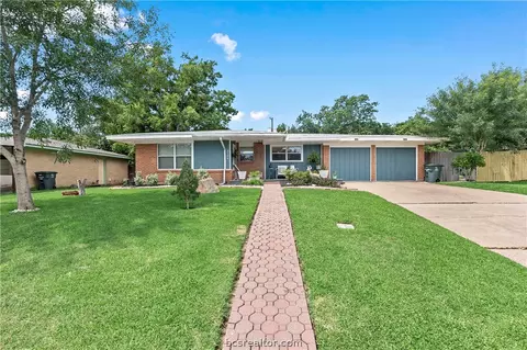 2106 Elmwood Dr, Bryan, TX 77802