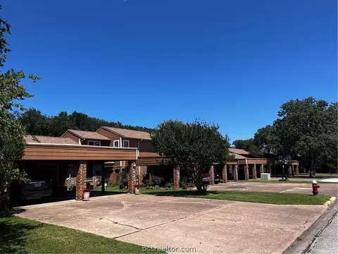 2821 Oakside Dr, Bryan, TX 77802 photo 2