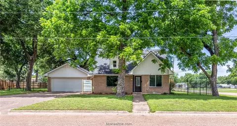 902 W 3rd St, Hearne, TX 77859