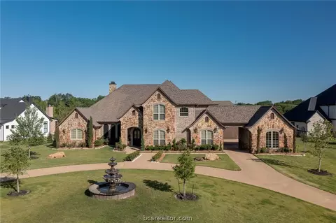 8798 Queens Ct, College Station, TX 77845