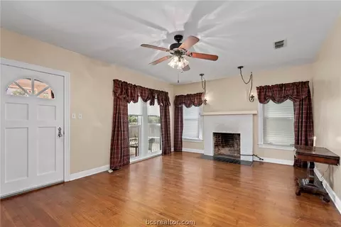 505 E Texas St, Calvert, TX 77837 photo 4