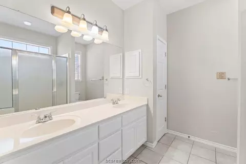Bath - 2607 Trophy Dr, Bryan, TX 77802 photo 4 of 8