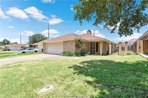 2921 Braeburn St, Bryan, TX 77802 photo 2