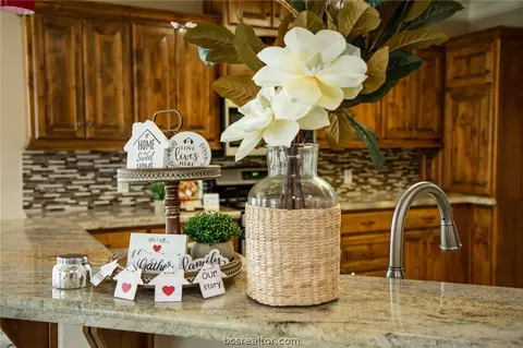 4002 Reatta Ln, College Station, TX 77845