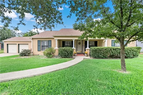 1609 Woodland Dr, Bryan, TX 77802