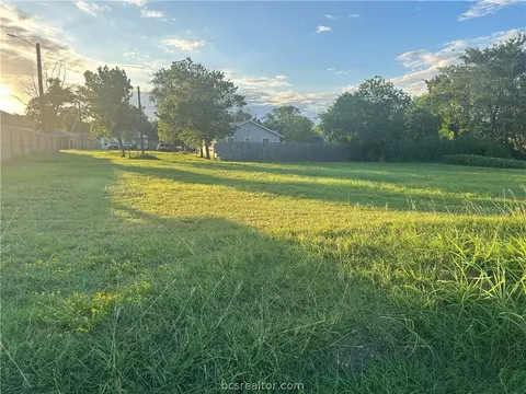 1514 Dansby St, Bryan, TX 77803 photo 3