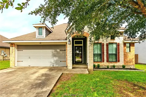 216 Boulder Dr, Navasota, TX 77868