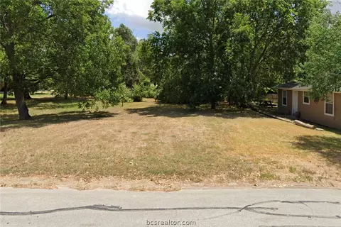 911 Harlem Ln, Bryan, TX 77803