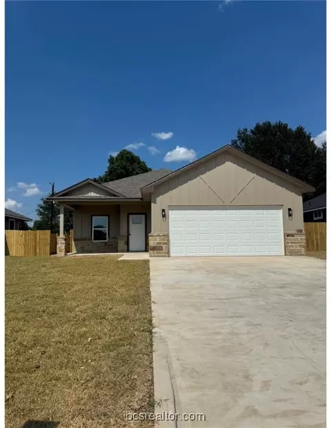 1613 Hackberry St, Hearne, TX 77859