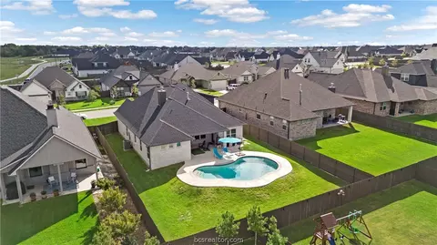 4108 Peregrine Ct, Bryan, TX 77802