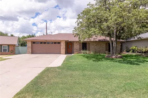 2805 Forestwood Dr, Bryan, TX 77801