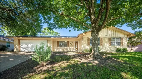 1209 Woodson Ln, Brenham, TX 77833