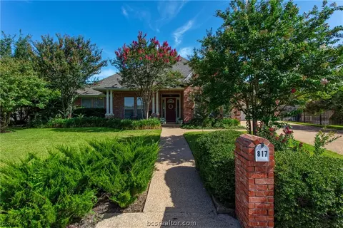817 Pine Valley Dr, College Station, TX 77845
