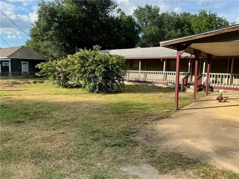 711 N Sharp St, Franklin, TX 77856 photo 3