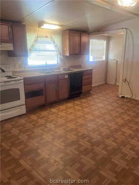 711 N Sharp St, Franklin, TX 77856 photo 5