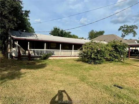 711 N Sharp St, Franklin, TX 77856