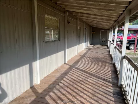 711 N Sharp St, Franklin, TX 77856 photo 4