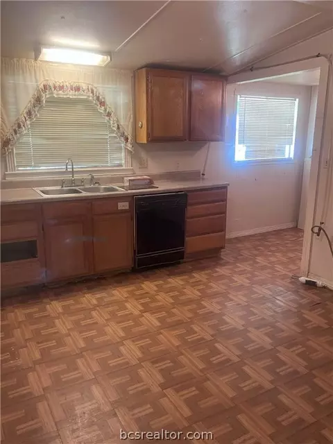 711 N Sharp St, Franklin, TX 77856 photo 9