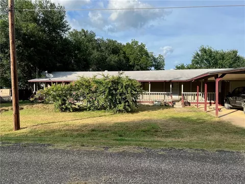 711 N Sharp St, Franklin, TX 77856 photo 2