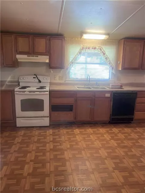 711 N Sharp St, Franklin, TX 77856 photo 6