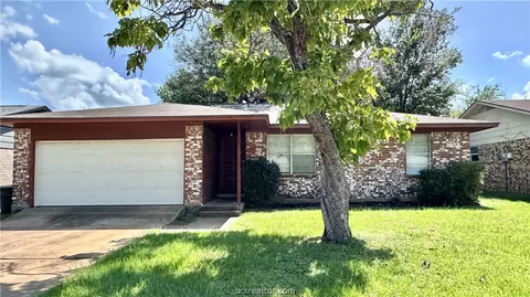 1804 Langford St, College Station, TX 77840
