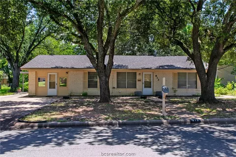 813 Dellwood St, Bryan, TX 77802