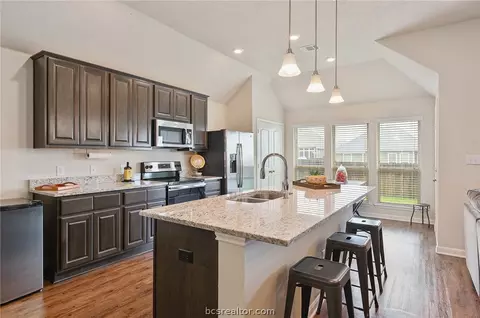 Kitchen - 2013 Shimla Dr, Bryan, TX 77807 photo 2 of 2
