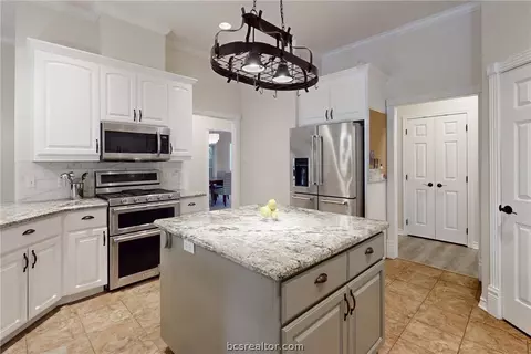 4902 Brompton Ln, Bryan, TX 77802 photo 9